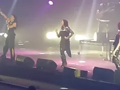 Հասուն նեգր կանայք բարձրակրունկ կոշիկներ նորաձեւության կախել են ապրում