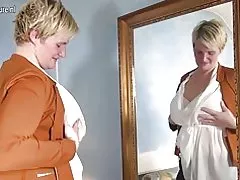 Կոշտացած հոլանդական տնային տնտեսուհի խաղում իր խաղալիք